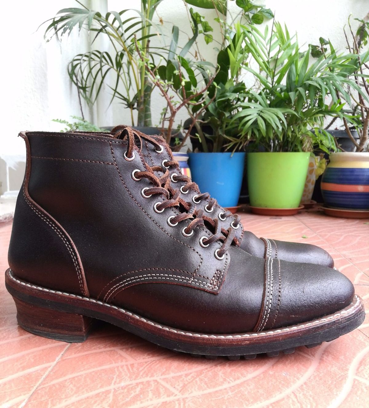 Photo by patinathunderdome on November 5, 2021 of the Thursday Vanguard in Horween Dark Brown Waxed Flesh.