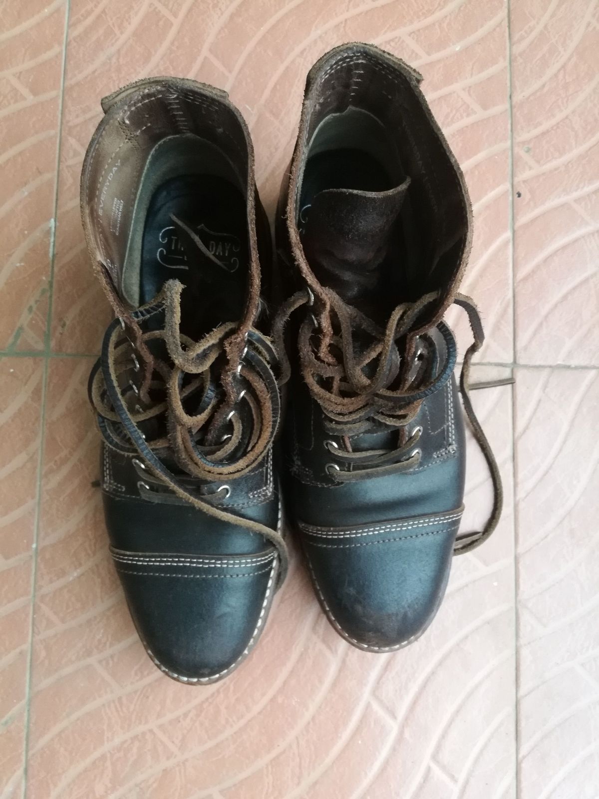 Photo by patinathunderdome on December 5, 2021 of the Thursday Vanguard in Horween Dark Brown Waxed Flesh.