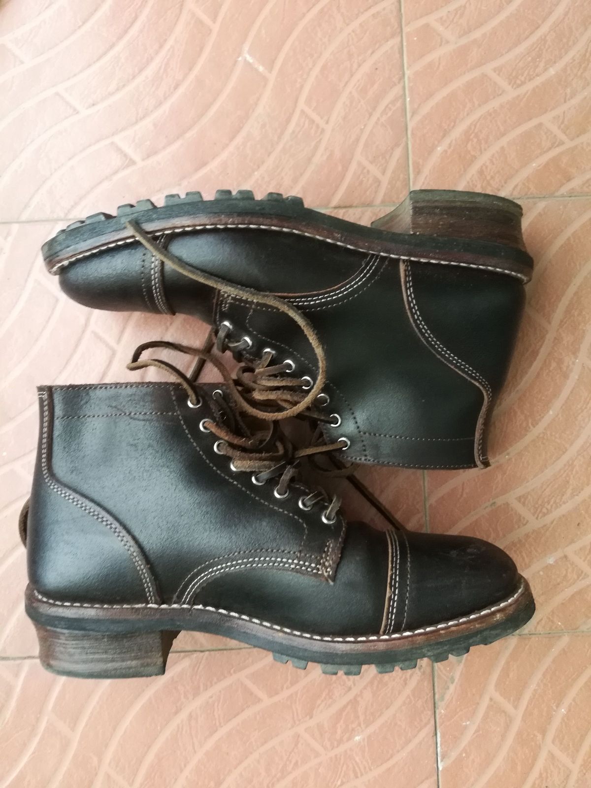 Photo by patinathunderdome on December 5, 2021 of the Thursday Vanguard in Horween Dark Brown Waxed Flesh.