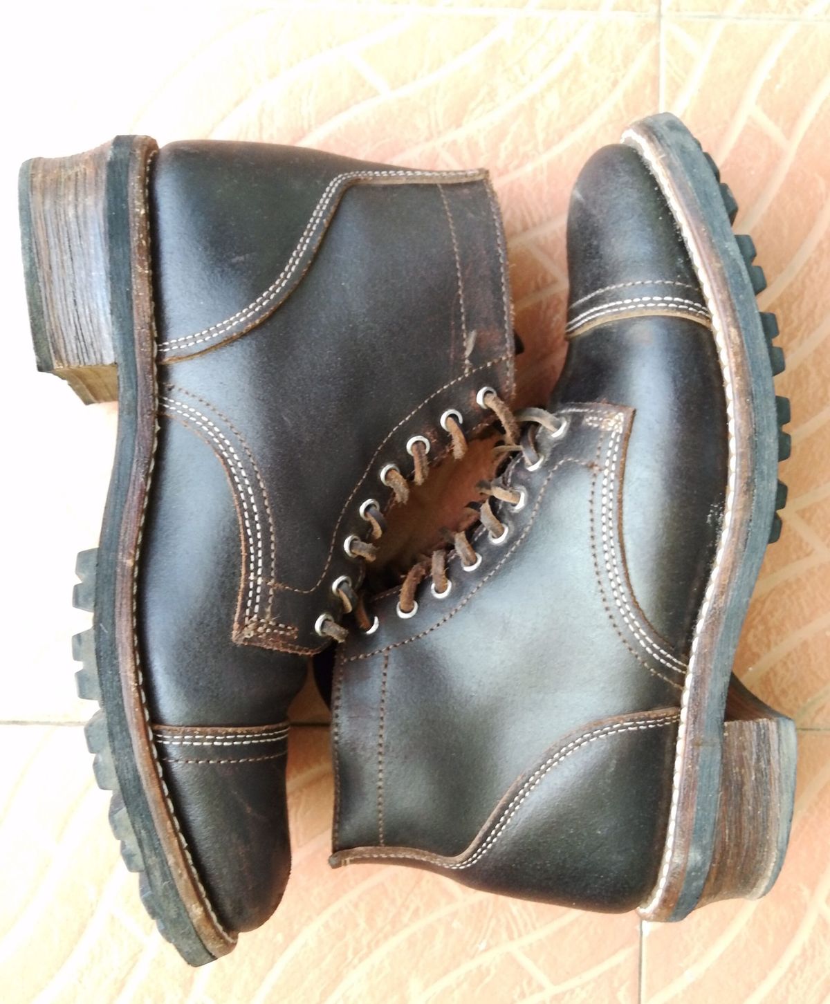 Photo by patinathunderdome on January 4, 2022 of the Thursday Vanguard in Horween Dark Brown Waxed Flesh.