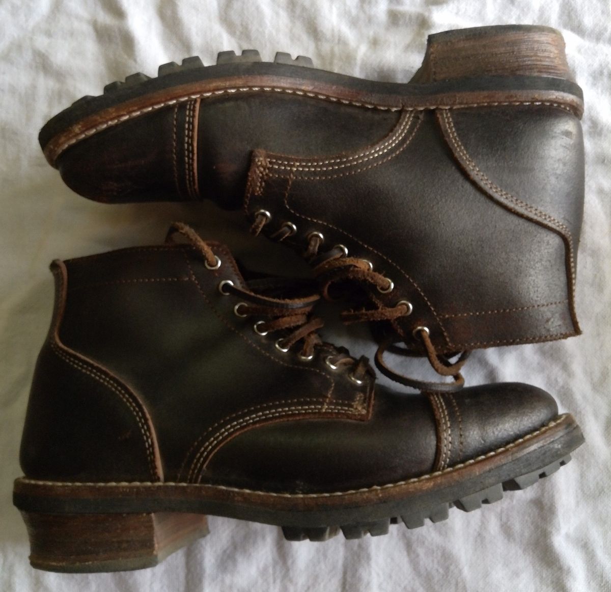 Photo by patinathunderdome on April 5, 2022 of the Thursday Vanguard in Horween Dark Brown Waxed Flesh.