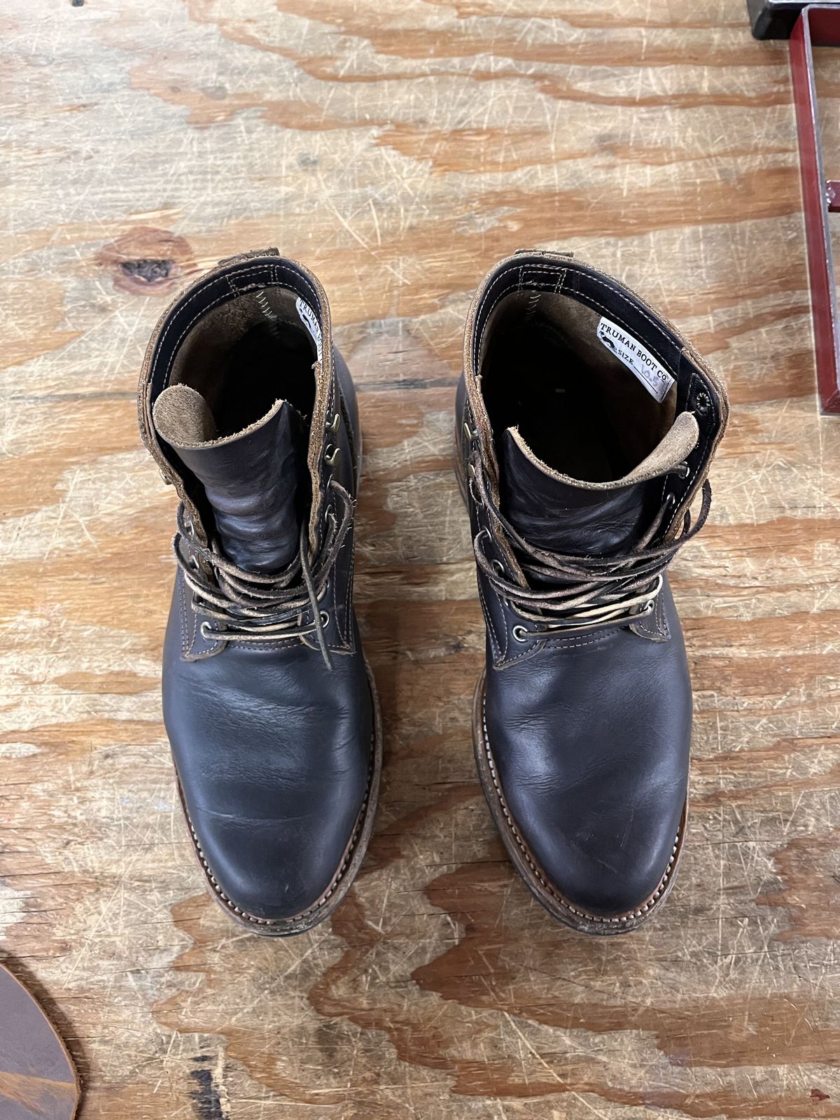 Photo by patinathunderdome on January 5, 2022 of the Truman Upland Boot in Seidel Black Walnut Double Shot.