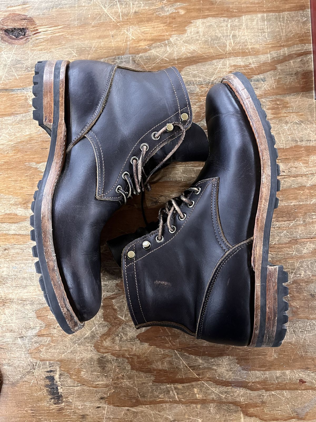 Photo by patinathunderdome on January 5, 2022 of the Truman Upland Boot in Seidel Black Walnut Double Shot.