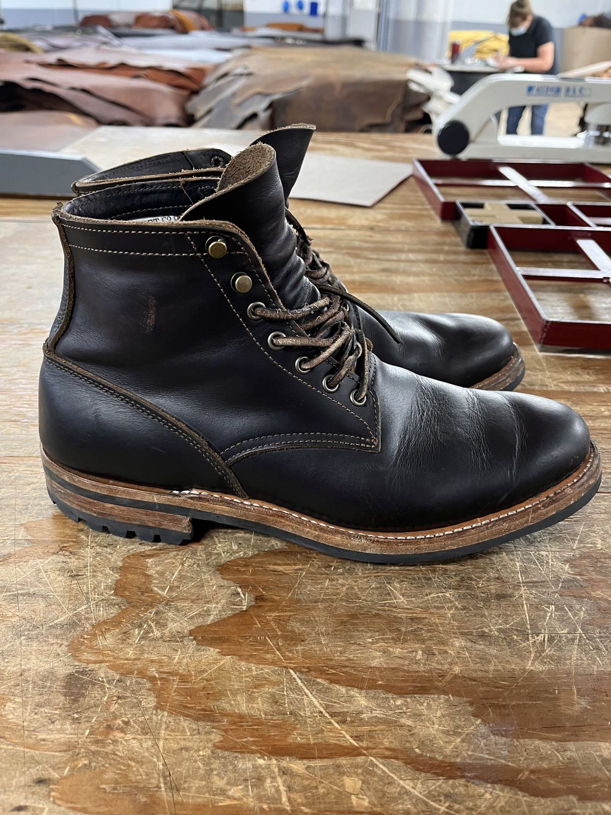Photo by patinathunderdome on January 5, 2022 of the Truman Upland Boot in Seidel Black Walnut Double Shot.
