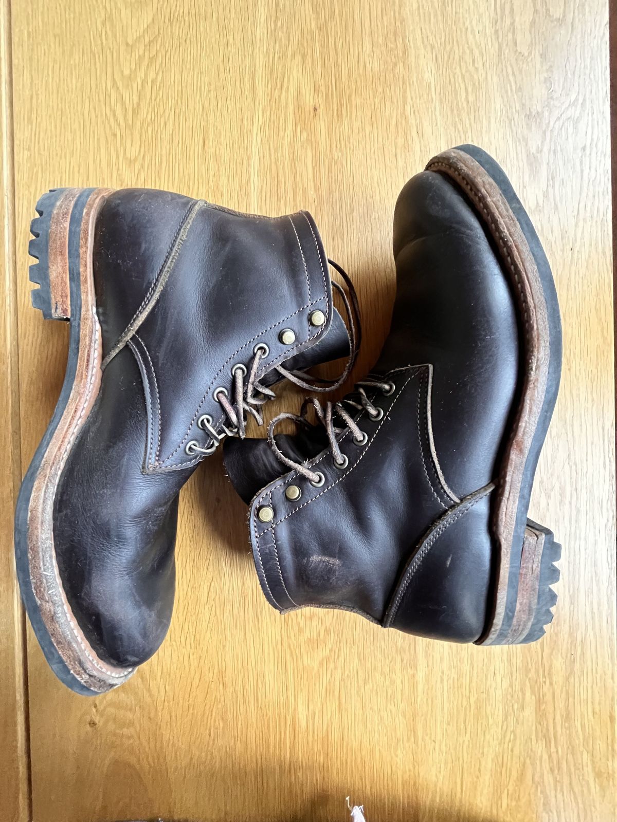 Photo by patinathunderdome on February 5, 2022 of the Truman Upland Boot in Seidel Black Walnut Double Shot.