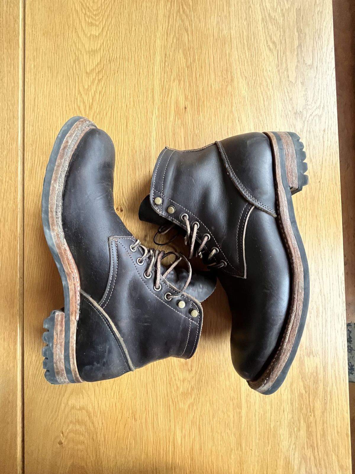 Photo by patinathunderdome on February 5, 2022 of the Truman Upland Boot in Seidel Black Walnut Double Shot.