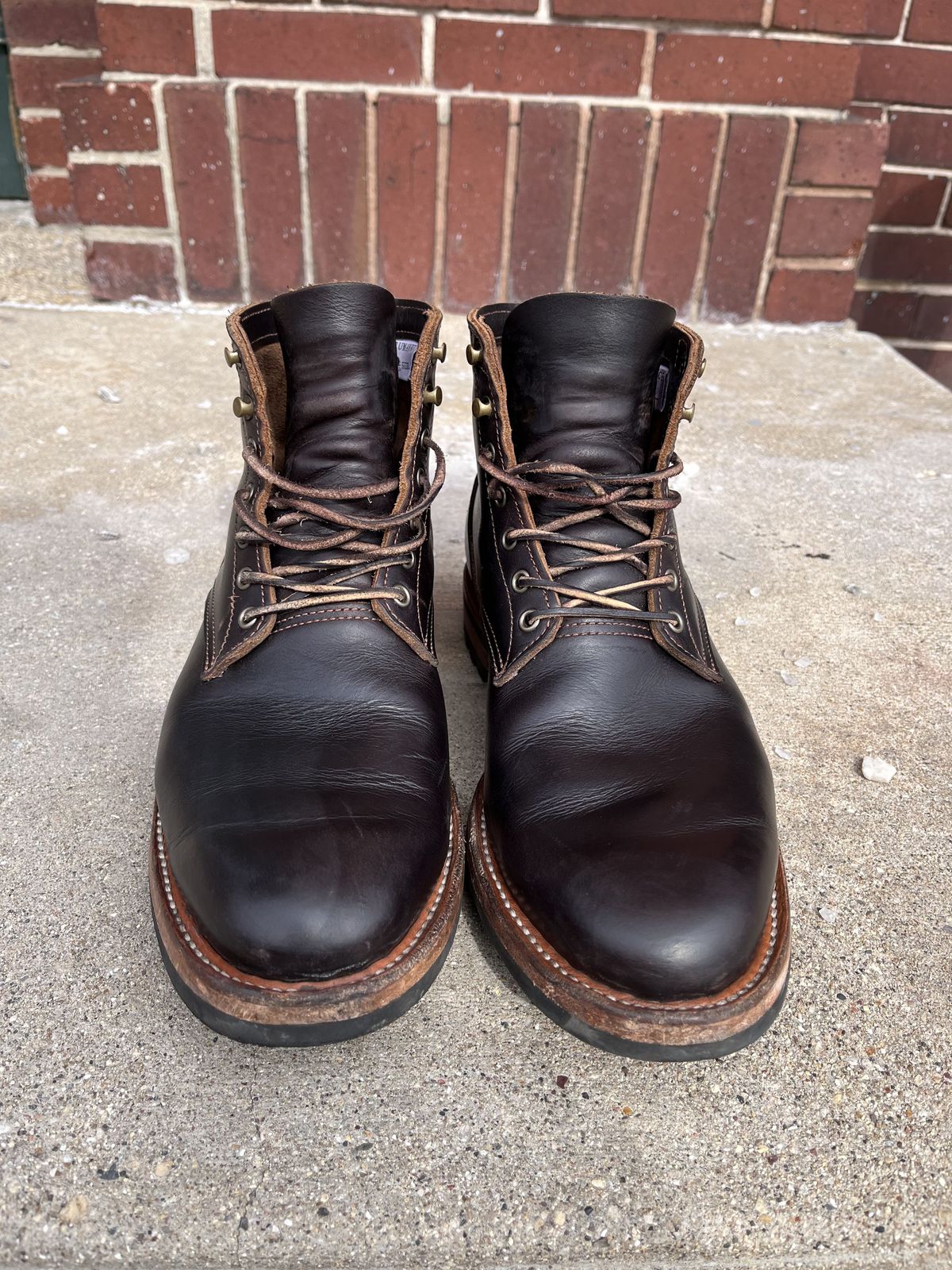 Photo by patinathunderdome on March 2, 2022 of the Truman Upland Boot in Seidel Black Walnut Double Shot.