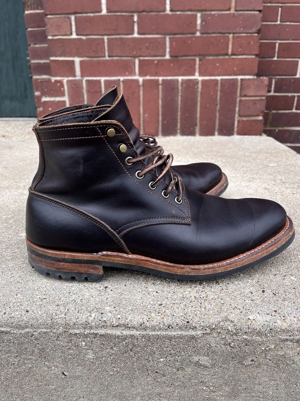 Photo by patinathunderdome on April 5, 2022 of the Truman Upland Boot in Seidel Black Walnut Double Shot.