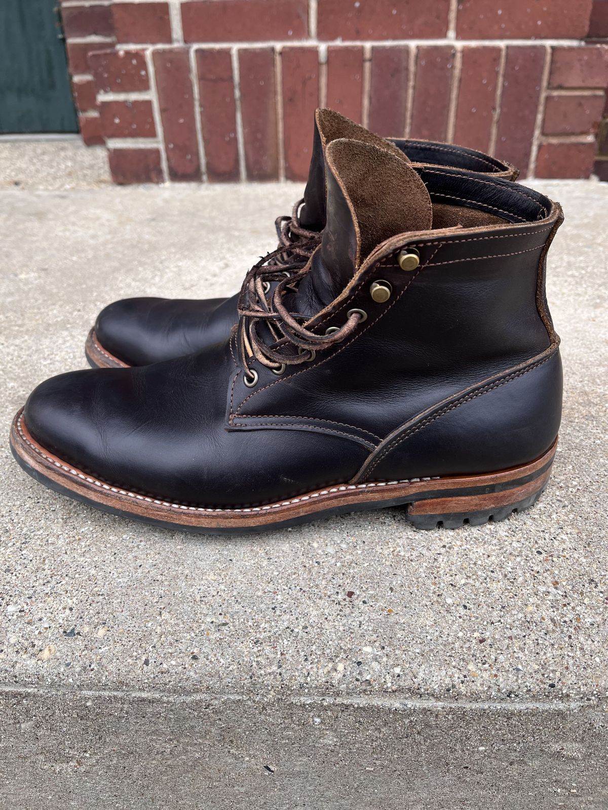 Photo by patinathunderdome on April 5, 2022 of the Truman Upland Boot in Seidel Black Walnut Double Shot.