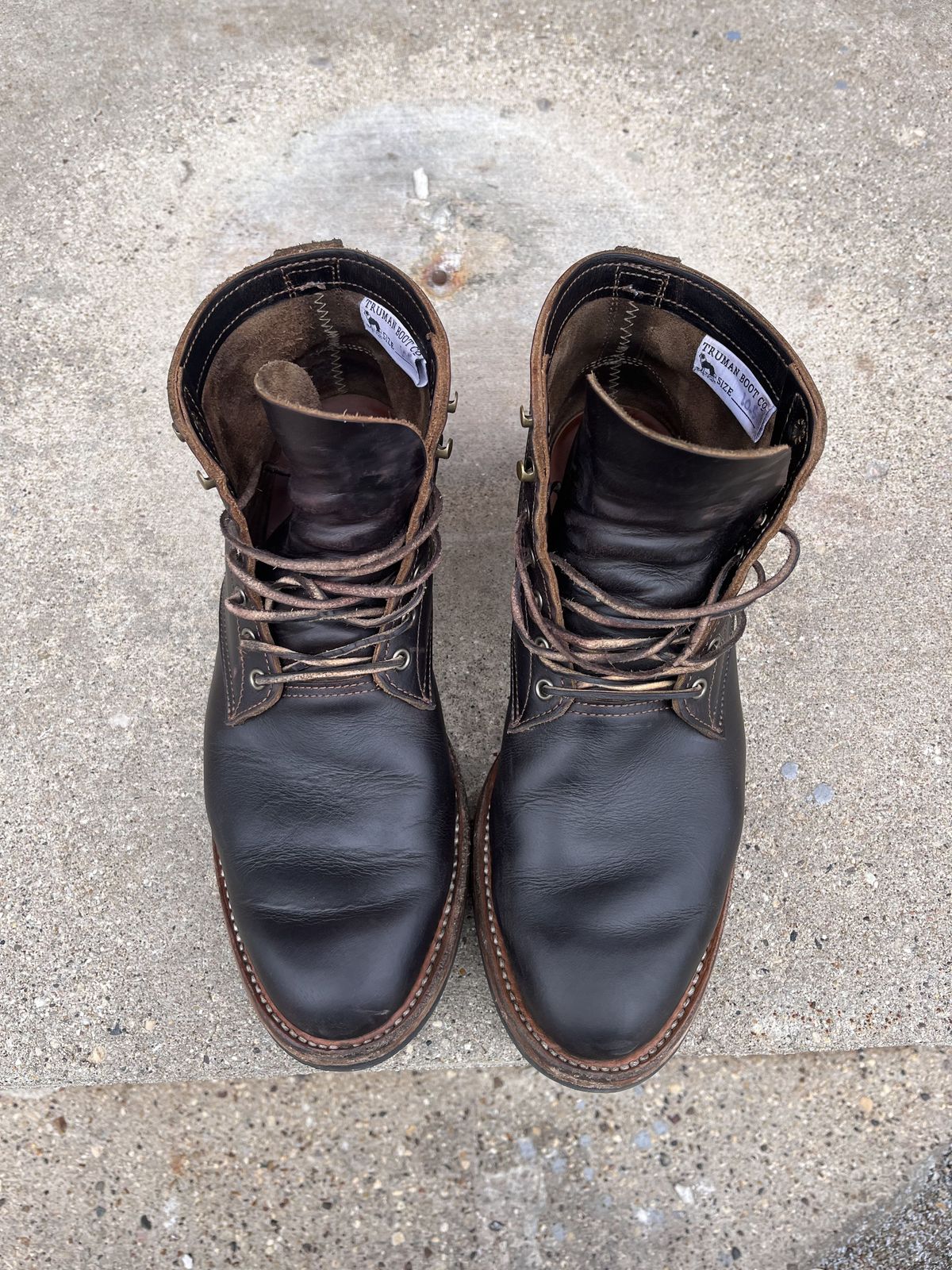 Photo by patinathunderdome on April 5, 2022 of the Truman Upland Boot in Seidel Black Walnut Double Shot.