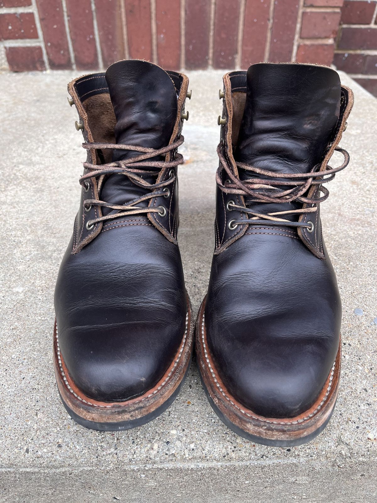 Photo by patinathunderdome on April 5, 2022 of the Truman Upland Boot in Seidel Black Walnut Double Shot.