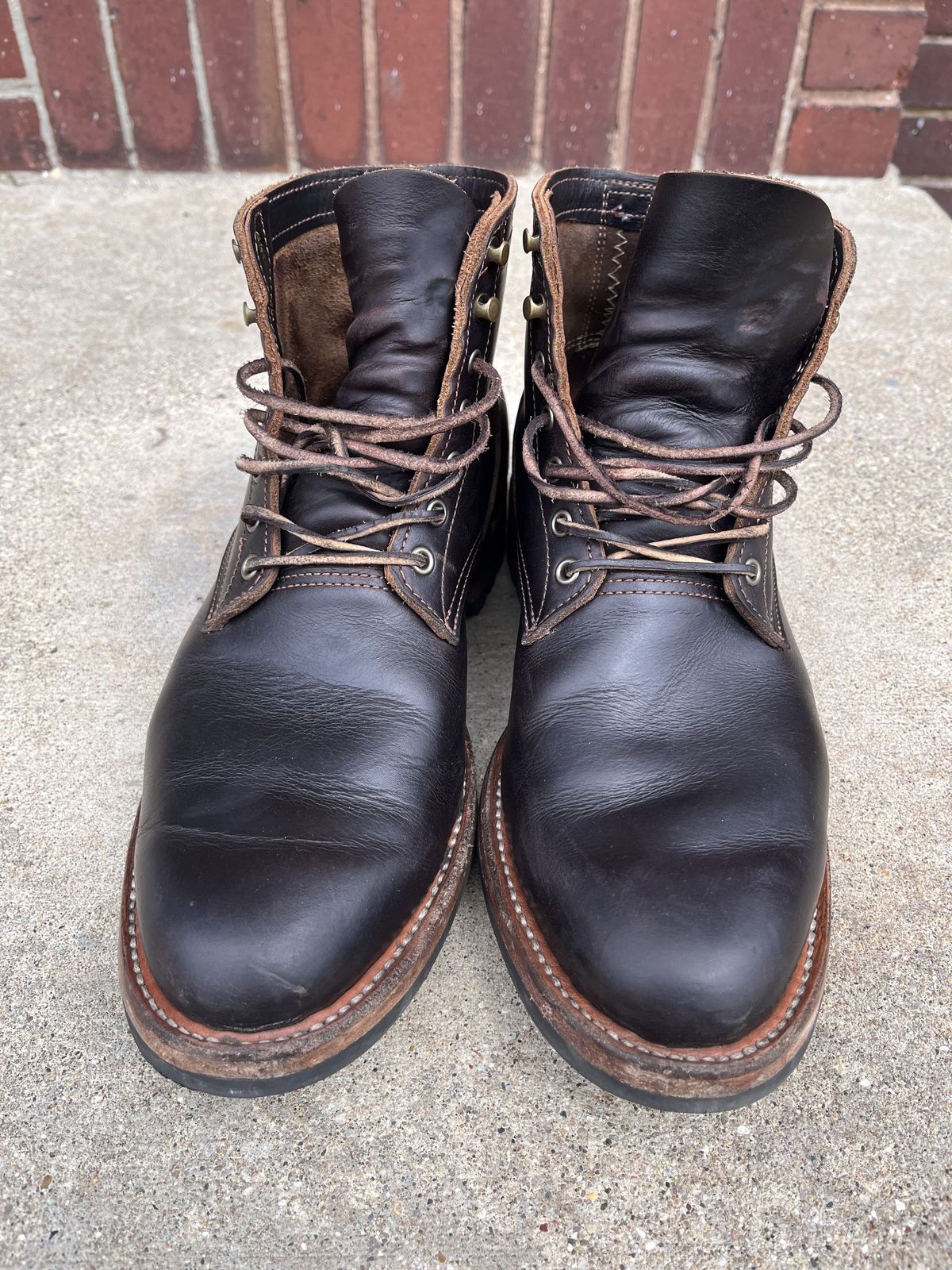 Photo by patinathunderdome on May 5, 2022 of the Truman Upland Boot in Seidel Black Walnut Double Shot.