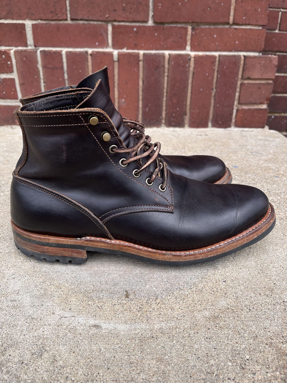 Photo by patinathunderdome on May 5, 2022 of the Truman Upland Boot in Seidel Black Walnut Double Shot.