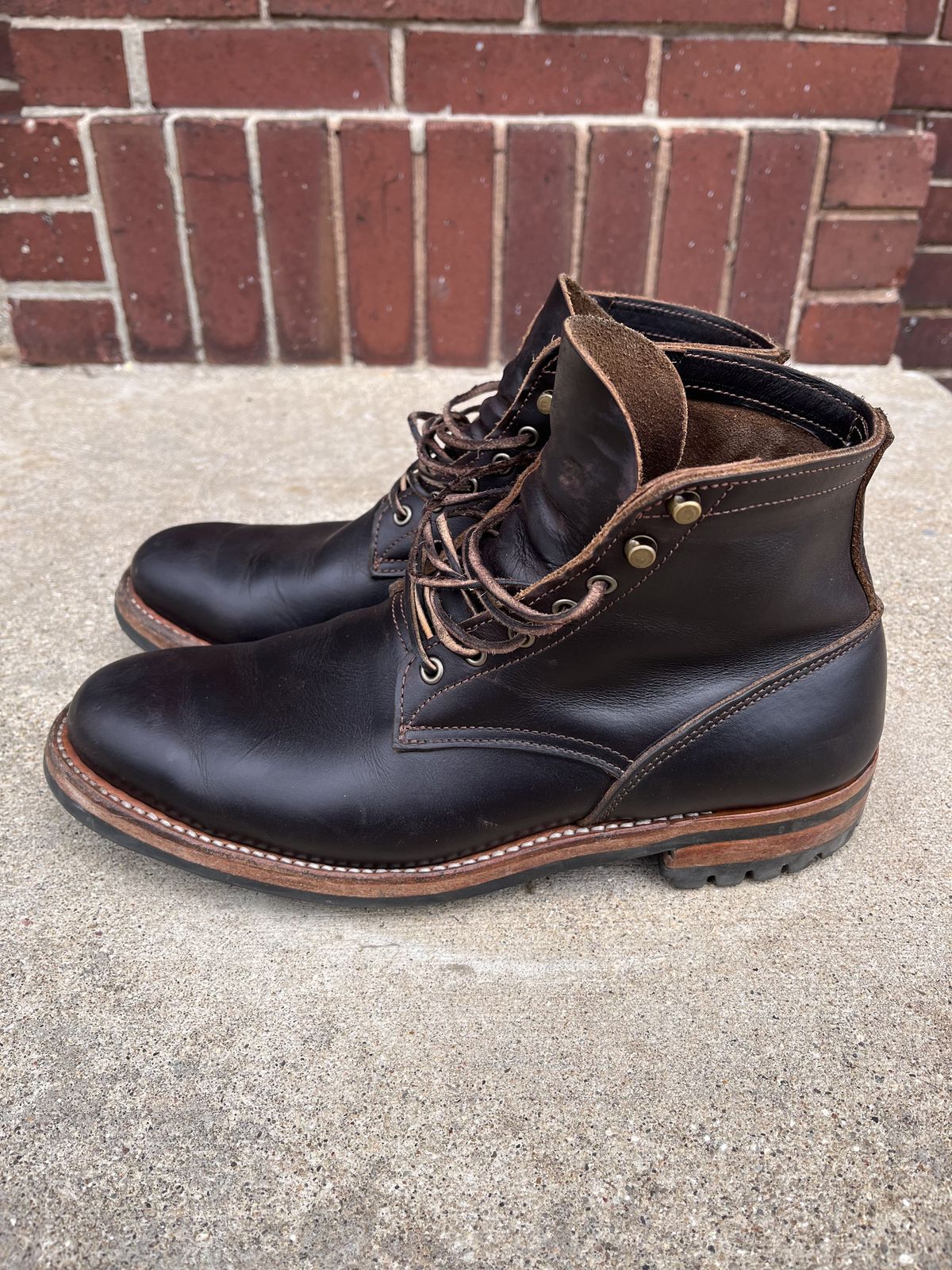 Photo by patinathunderdome on May 5, 2022 of the Truman Upland Boot in Seidel Black Walnut Double Shot.