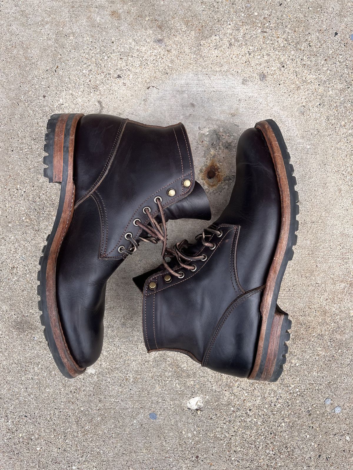 Photo by patinathunderdome on May 5, 2022 of the Truman Upland Boot in Seidel Black Walnut Double Shot.