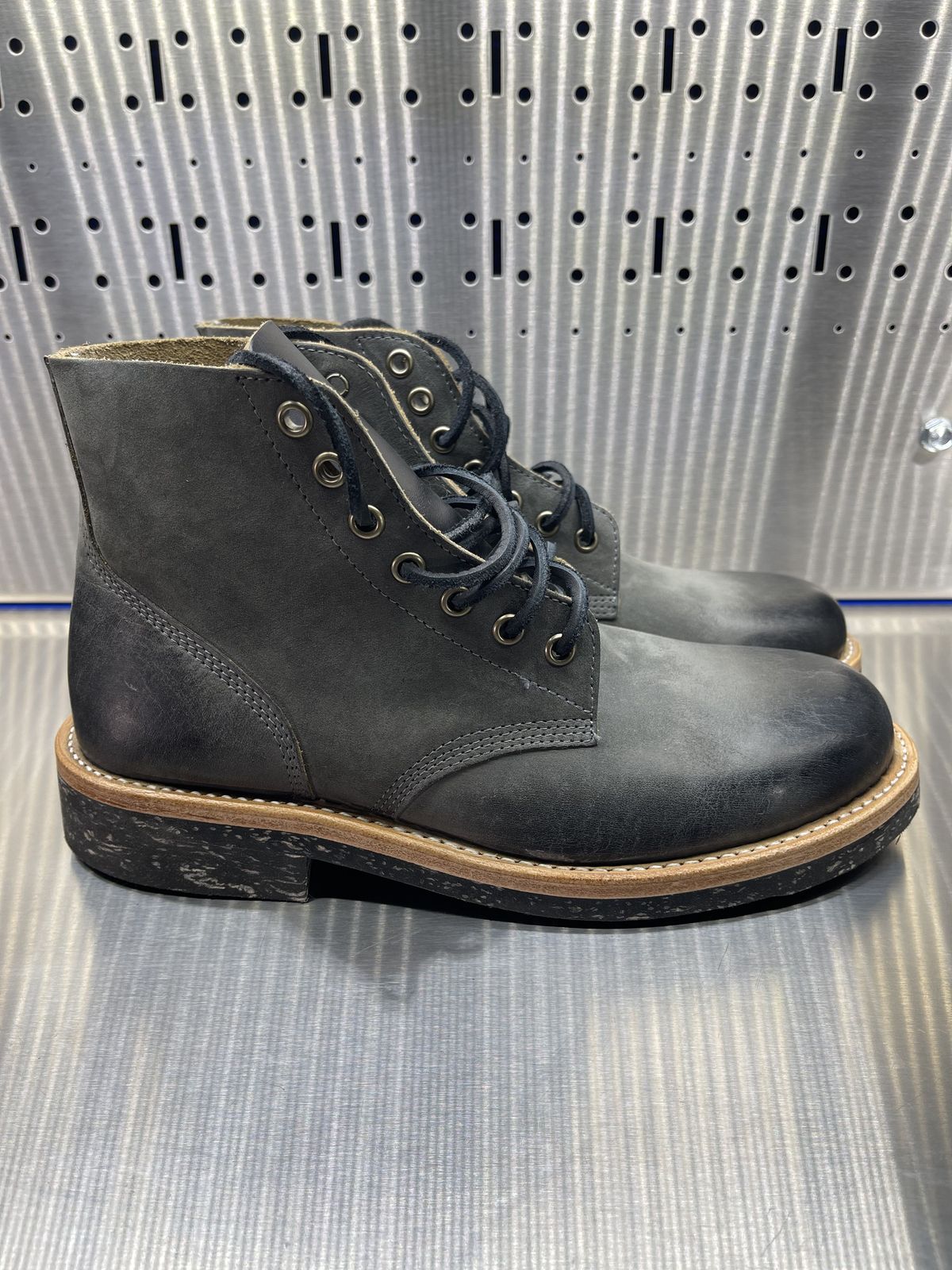 Photo by patinathunderdome on October 4, 2021 of the Oak Street Bootmakers Field Boot in Seidel Carbon Bark Veg Retan.