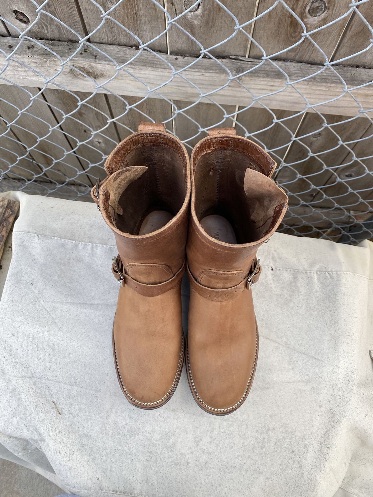 Photo by patinathunderdome on October 4, 2021 of the Viberg Engineer in Horween Crust Horsebutt.