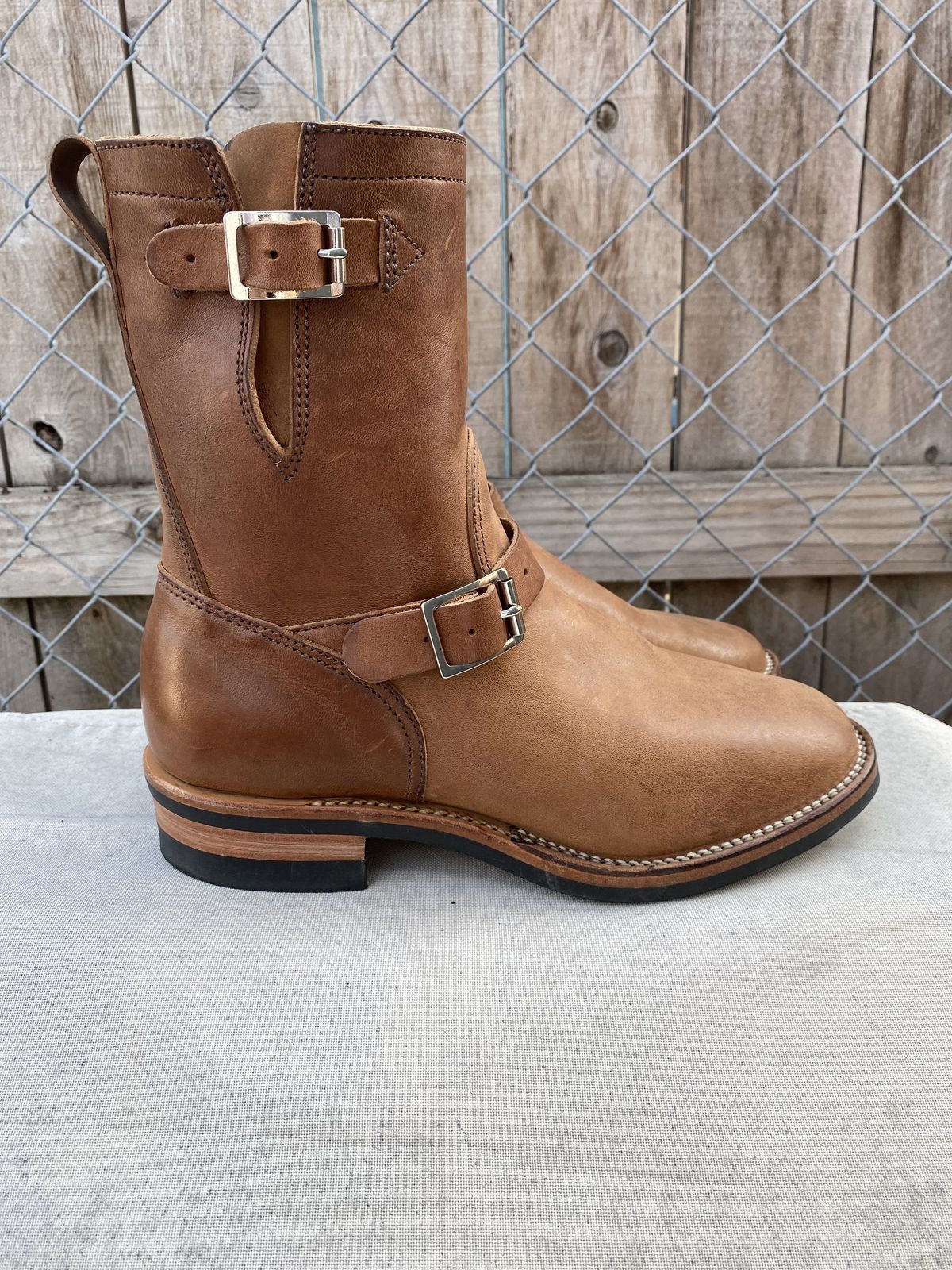 Photo by patinathunderdome on October 4, 2021 of the Viberg Engineer in Horween Crust Horsebutt.