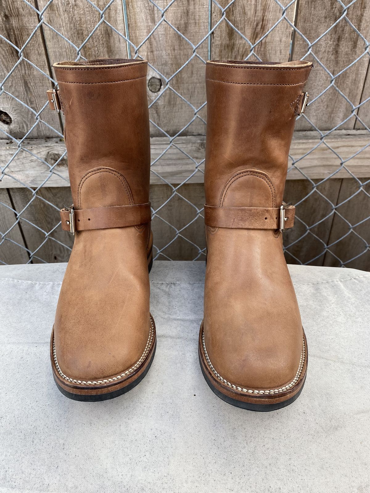 Photo by patinathunderdome on October 4, 2021 of the Viberg Engineer in Horween Crust Horsebutt.