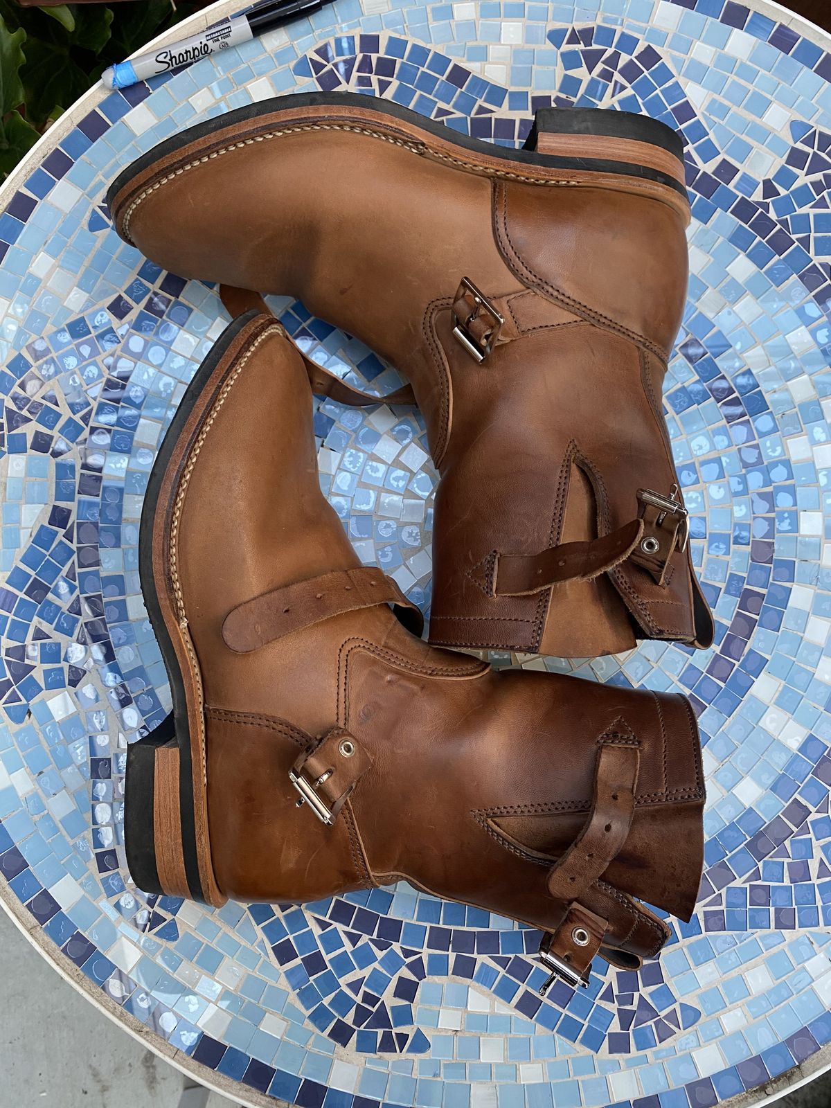 Photo by patinathunderdome on November 4, 2021 of the Viberg Engineer in Horween Crust Horsebutt.