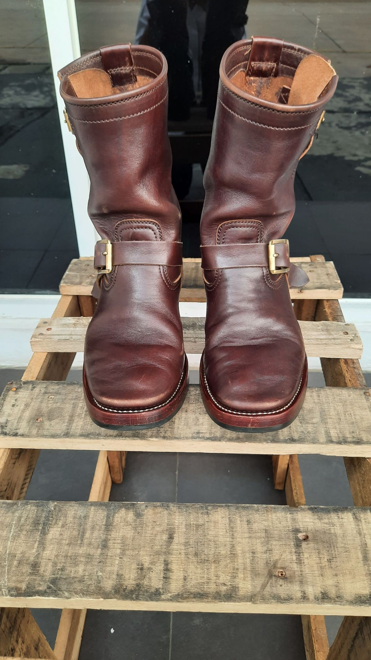 Photo by patinathunderdome on November 4, 2021 of the Benzein The Keeper 'Type 2' Engineer Boot in Horween Brown Chromexcel Horsehide.