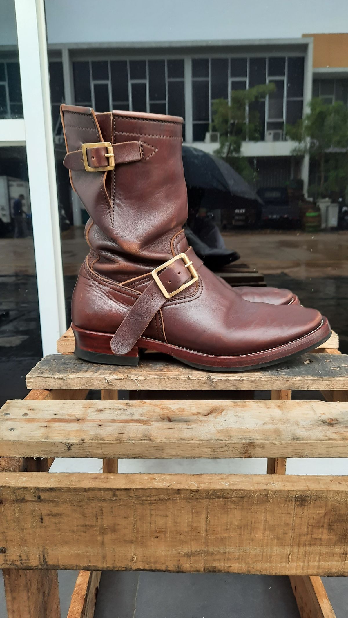 Photo by patinathunderdome on November 4, 2021 of the Benzein The Keeper 'Type 2' Engineer Boot in Horween Brown Chromexcel Horsehide.