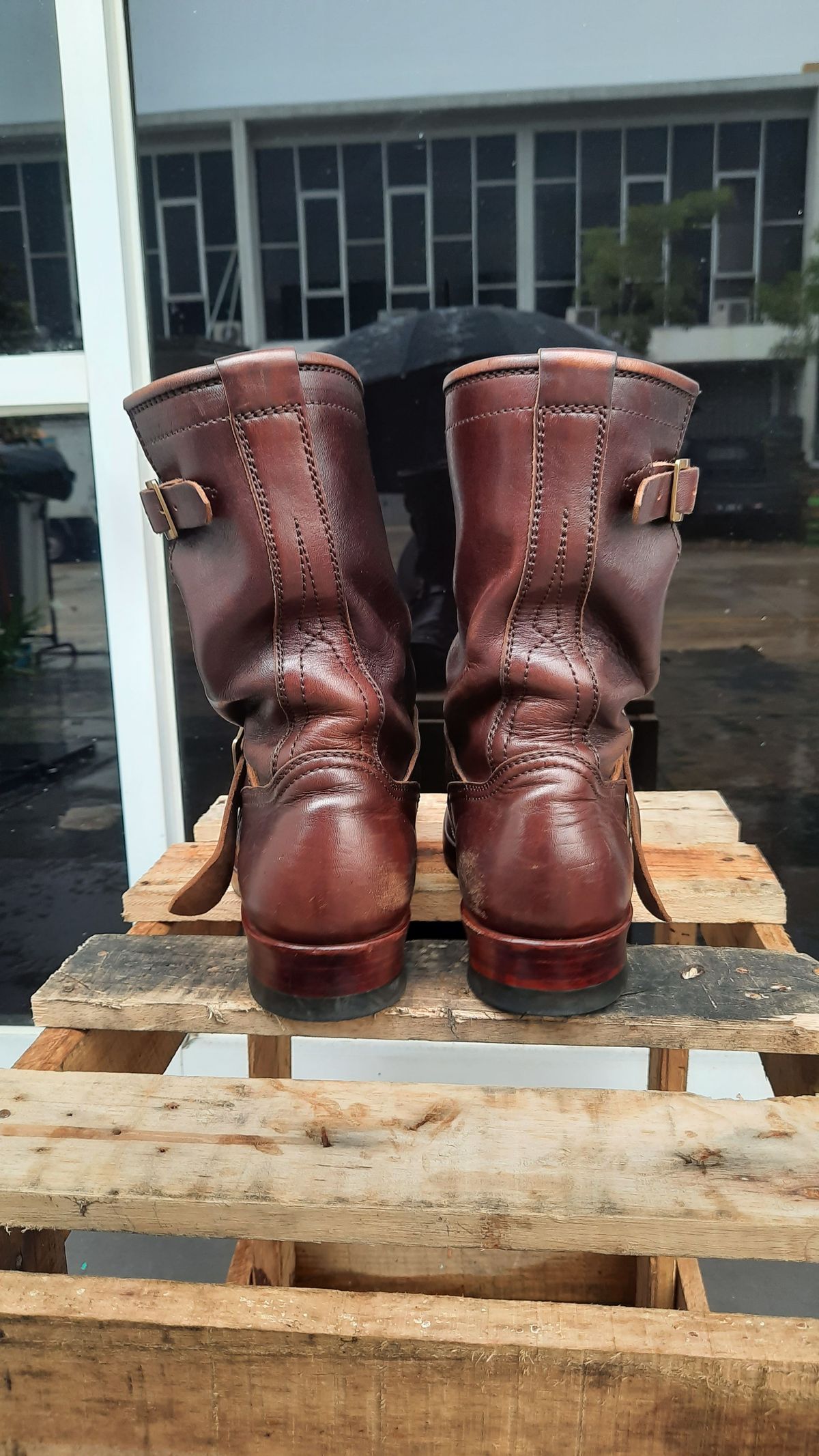 Photo by patinathunderdome on November 4, 2021 of the Benzein The Keeper 'Type 2' Engineer Boot in Horween Brown Chromexcel Horsehide.