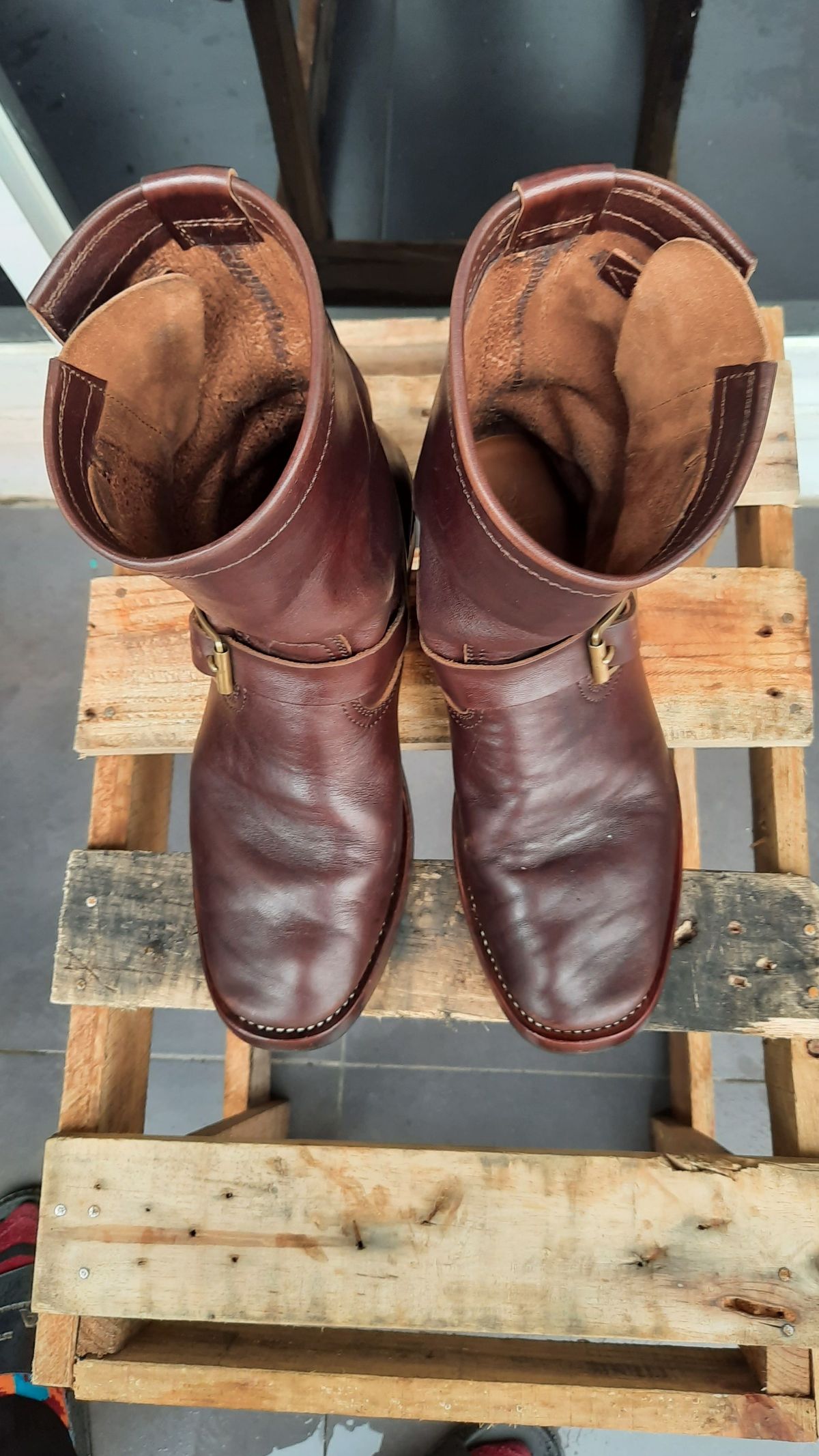 Photo by patinathunderdome on November 4, 2021 of the Benzein The Keeper 'Type 2' Engineer Boot in Horween Brown Chromexcel Horsehide.