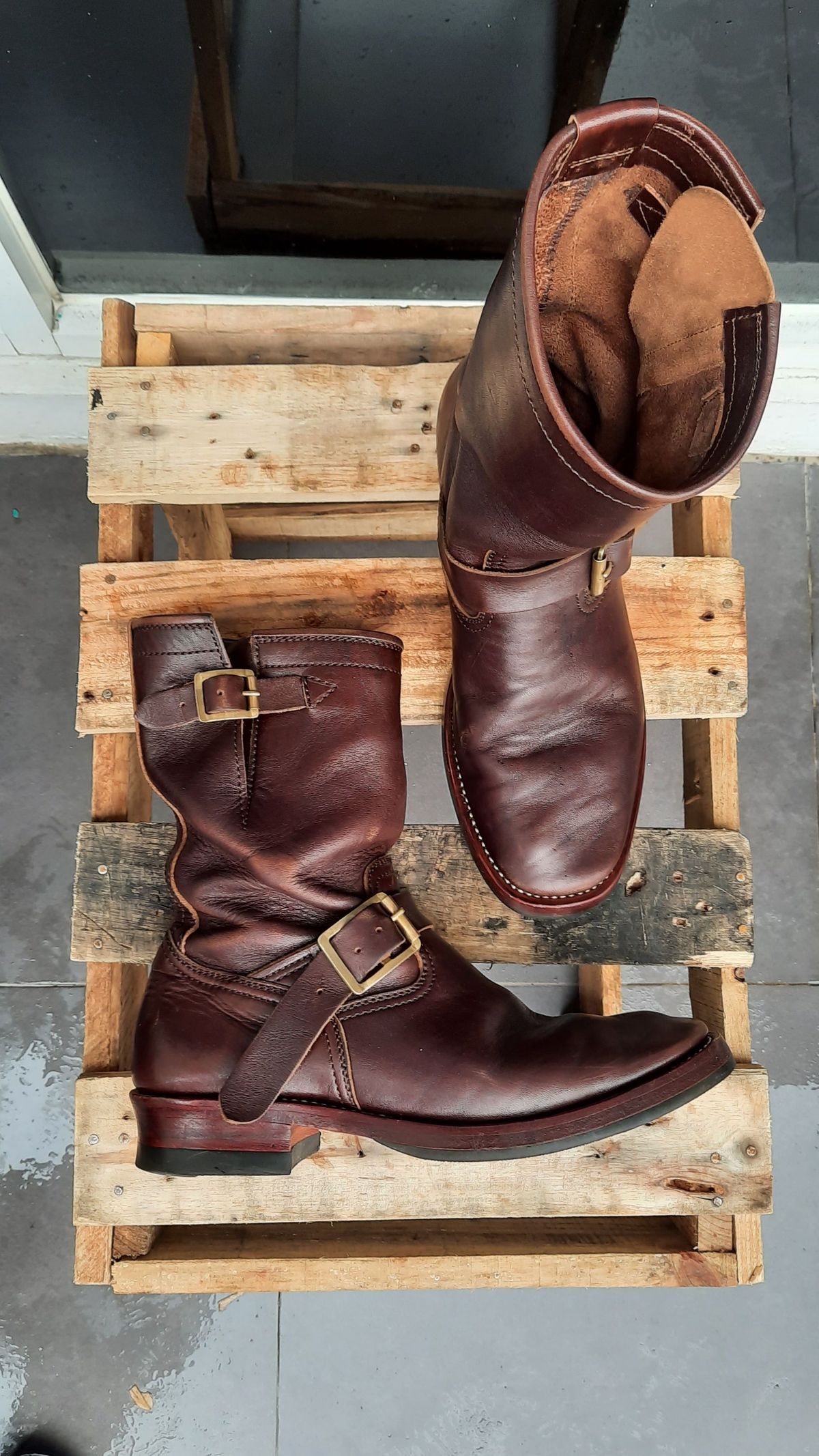 Photo by patinathunderdome on November 4, 2021 of the Benzein The Keeper 'Type 2' Engineer Boot in Horween Brown Chromexcel Horsehide.