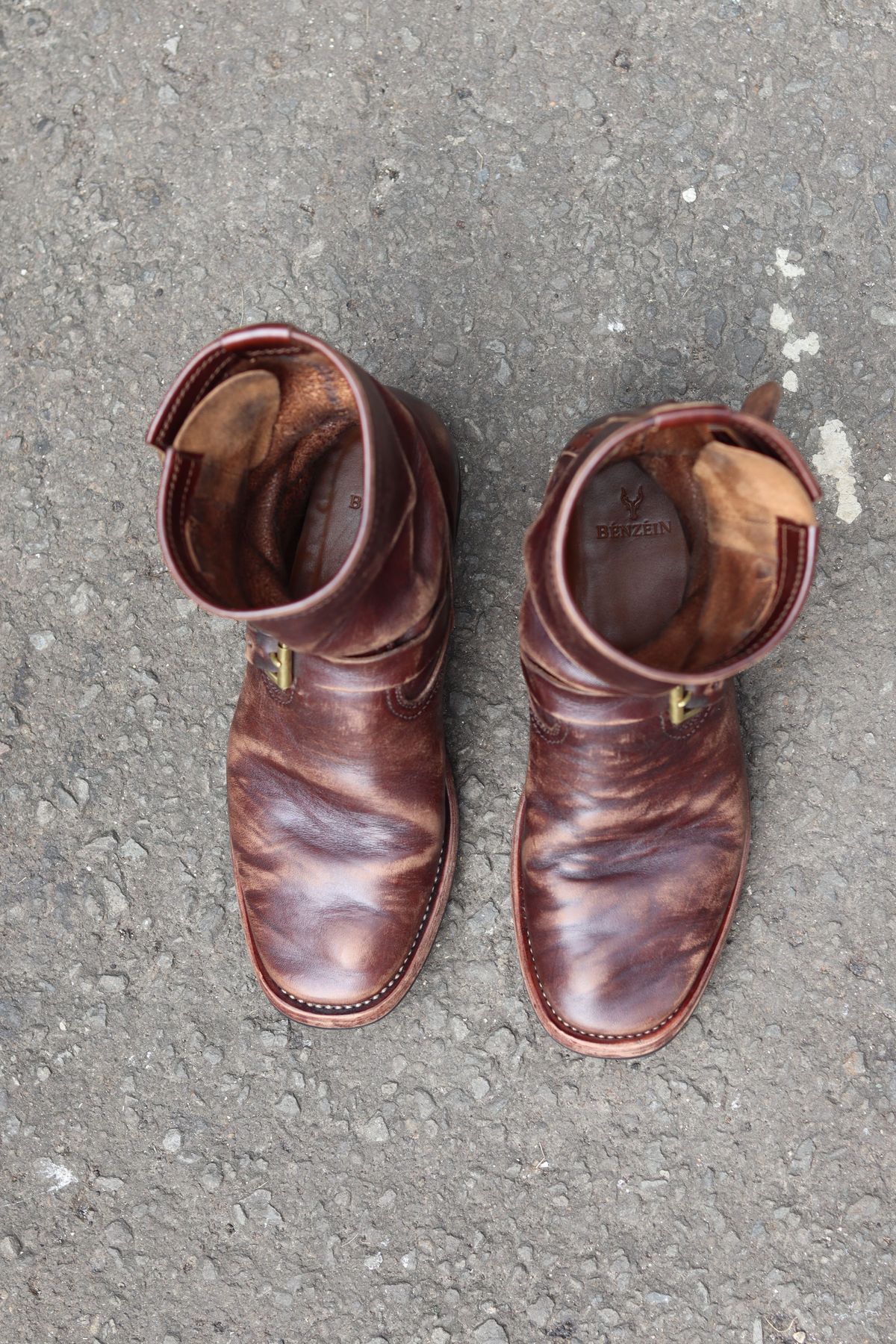 Photo by patinathunderdome on February 2, 2022 of the Benzein The Keeper 'Type 2' Engineer Boot in Horween Brown Chromexcel Horsehide.