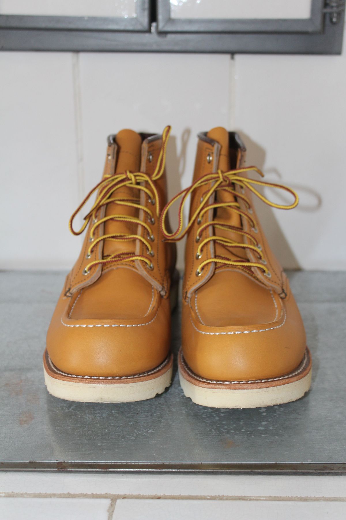 Photo by patinathunderdome on October 3, 2021 of the Red Wing 6-Inch Classic Moc in S.B. Foot Maize Mustang.