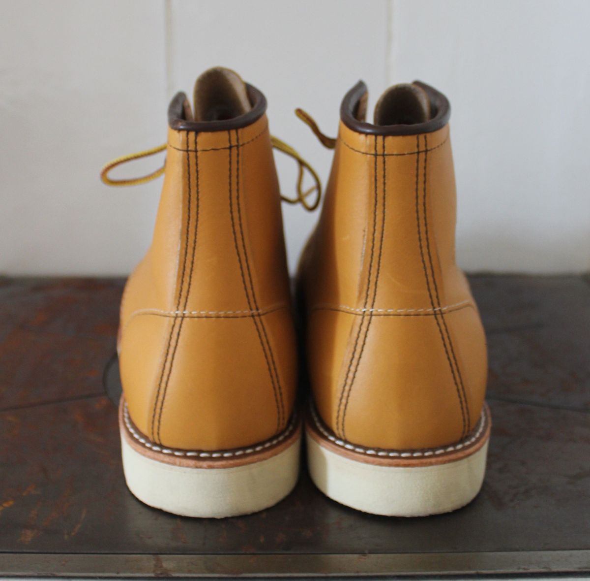 Photo by patinathunderdome on October 3, 2021 of the Red Wing 6-Inch Classic Moc in S.B. Foot Maize Mustang.