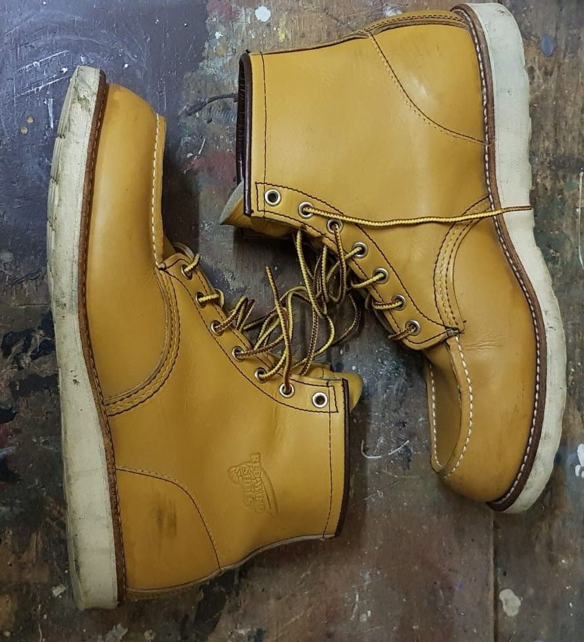 Photo by patinathunderdome on November 2, 2021 of the Red Wing 6-Inch Classic Moc in S.B. Foot Maize Mustang.