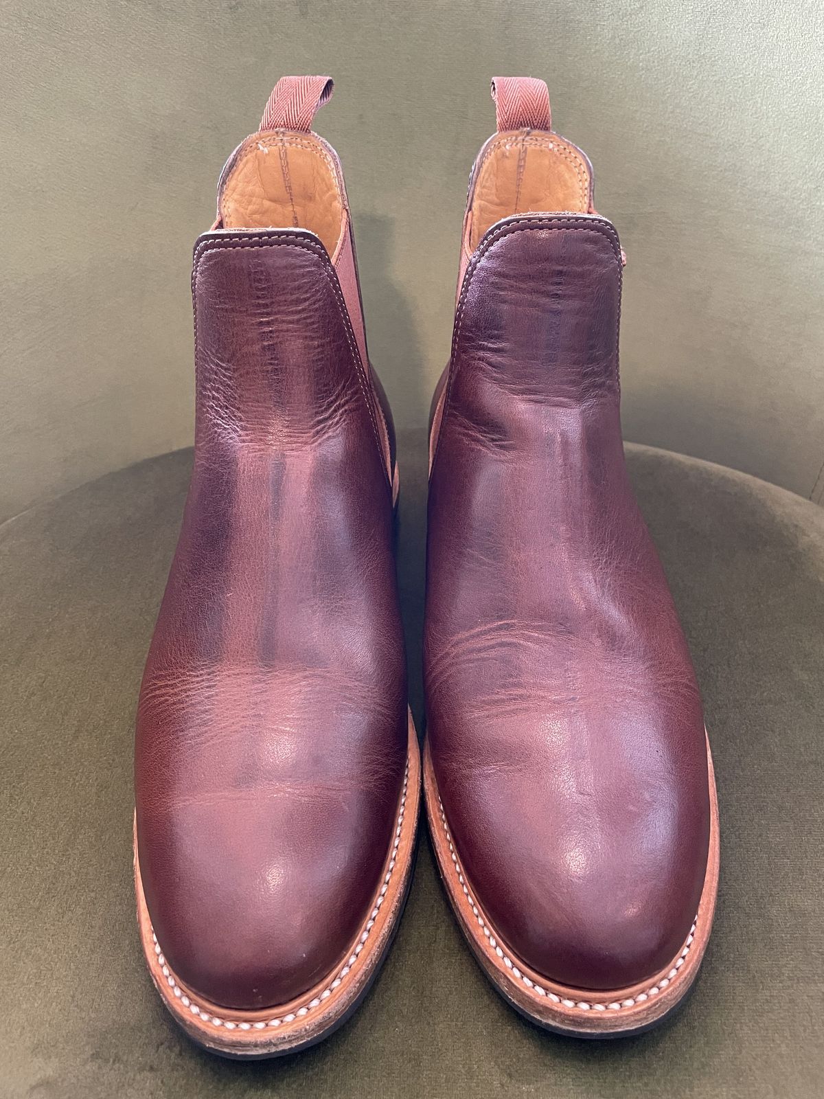 Photo by patinathunderdome on November 4, 2021 of the Viberg Chelsea in Horween Dark Rubber Dublin.