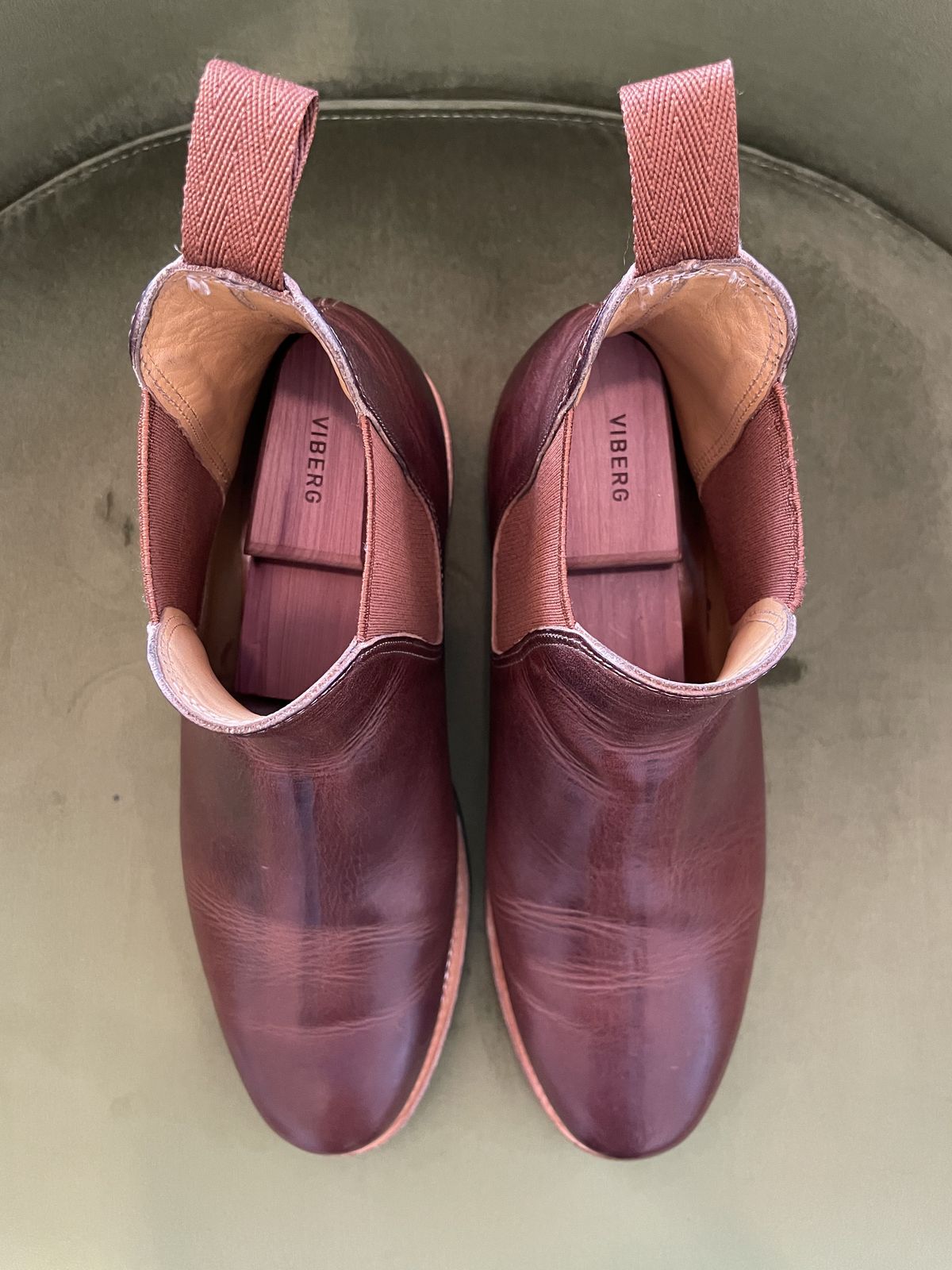 Photo by patinathunderdome on November 4, 2021 of the Viberg Chelsea in Horween Dark Rubber Dublin.
