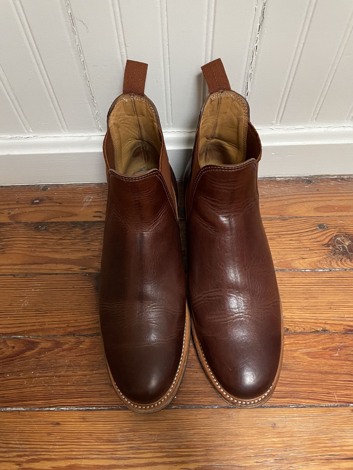 Photo by patinathunderdome on January 5, 2022 of the Viberg Chelsea in Horween Dark Rubber Dublin.