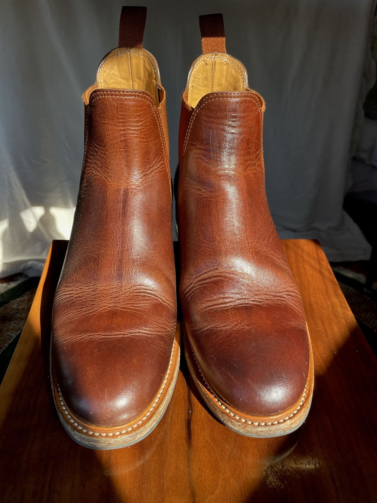 Photo by patinathunderdome on February 5, 2022 of the Viberg Chelsea in Horween Dark Rubber Dublin.