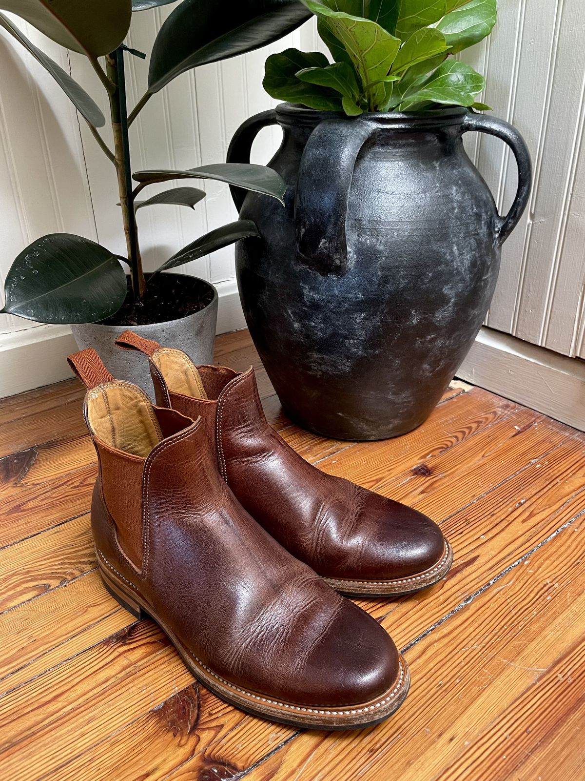 Photo by patinathunderdome on March 4, 2022 of the Viberg Chelsea in Horween Dark Rubber Dublin.