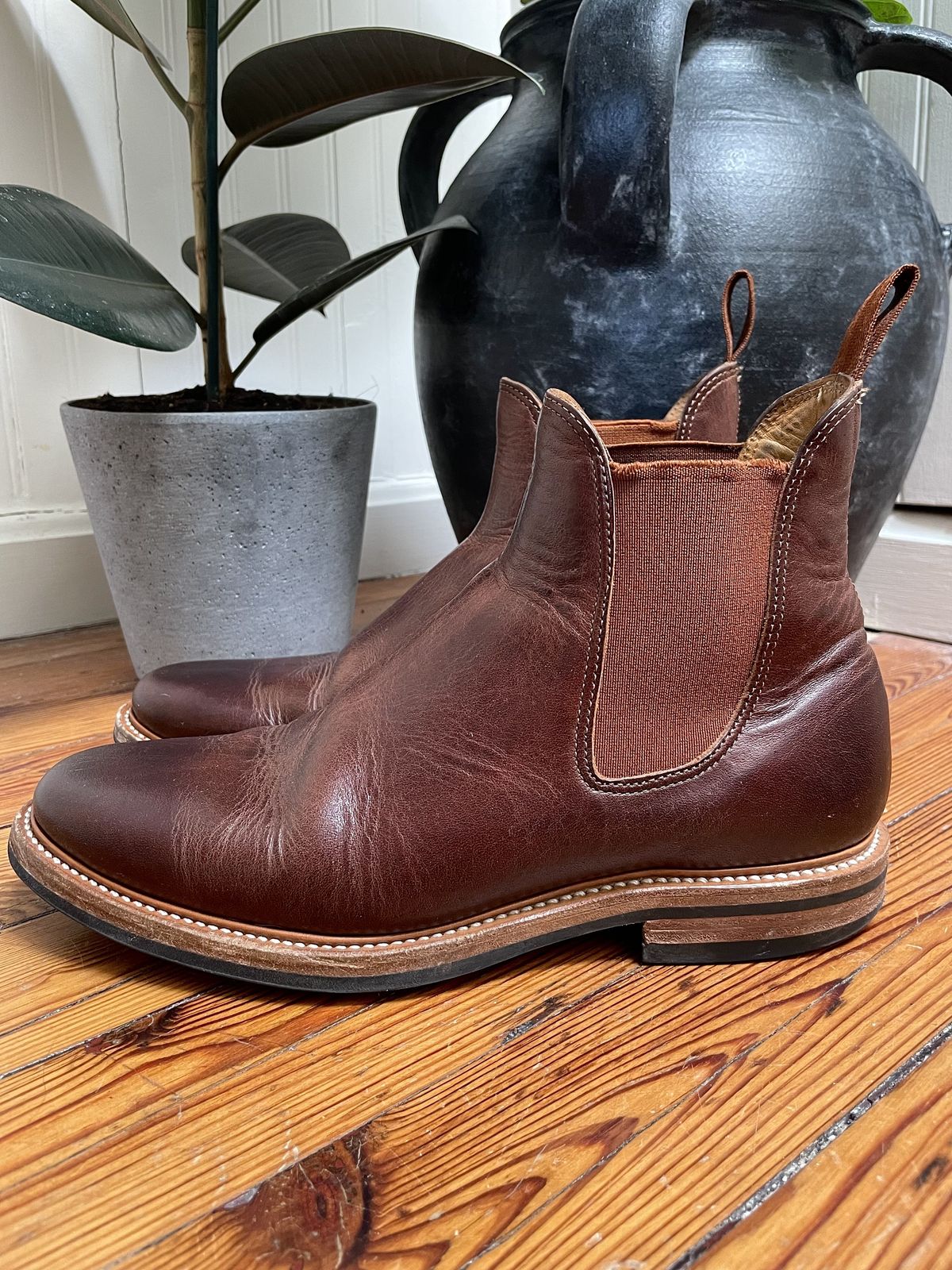 Photo by patinathunderdome on March 4, 2022 of the Viberg Chelsea in Horween Dark Rubber Dublin.