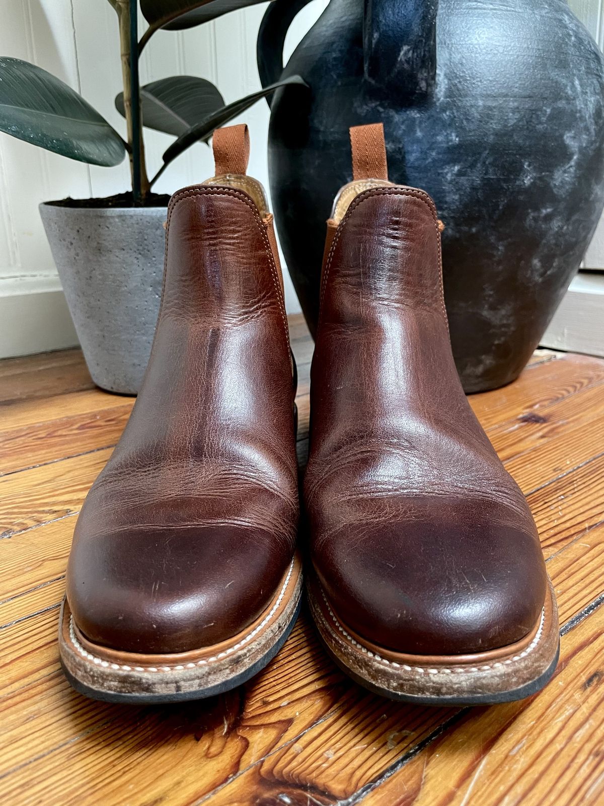 Photo by patinathunderdome on March 4, 2022 of the Viberg Chelsea in Horween Dark Rubber Dublin.