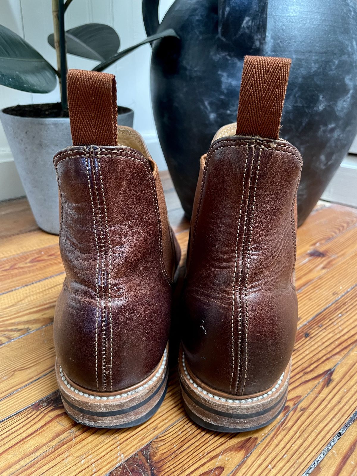 Photo by patinathunderdome on March 4, 2022 of the Viberg Chelsea in Horween Dark Rubber Dublin.