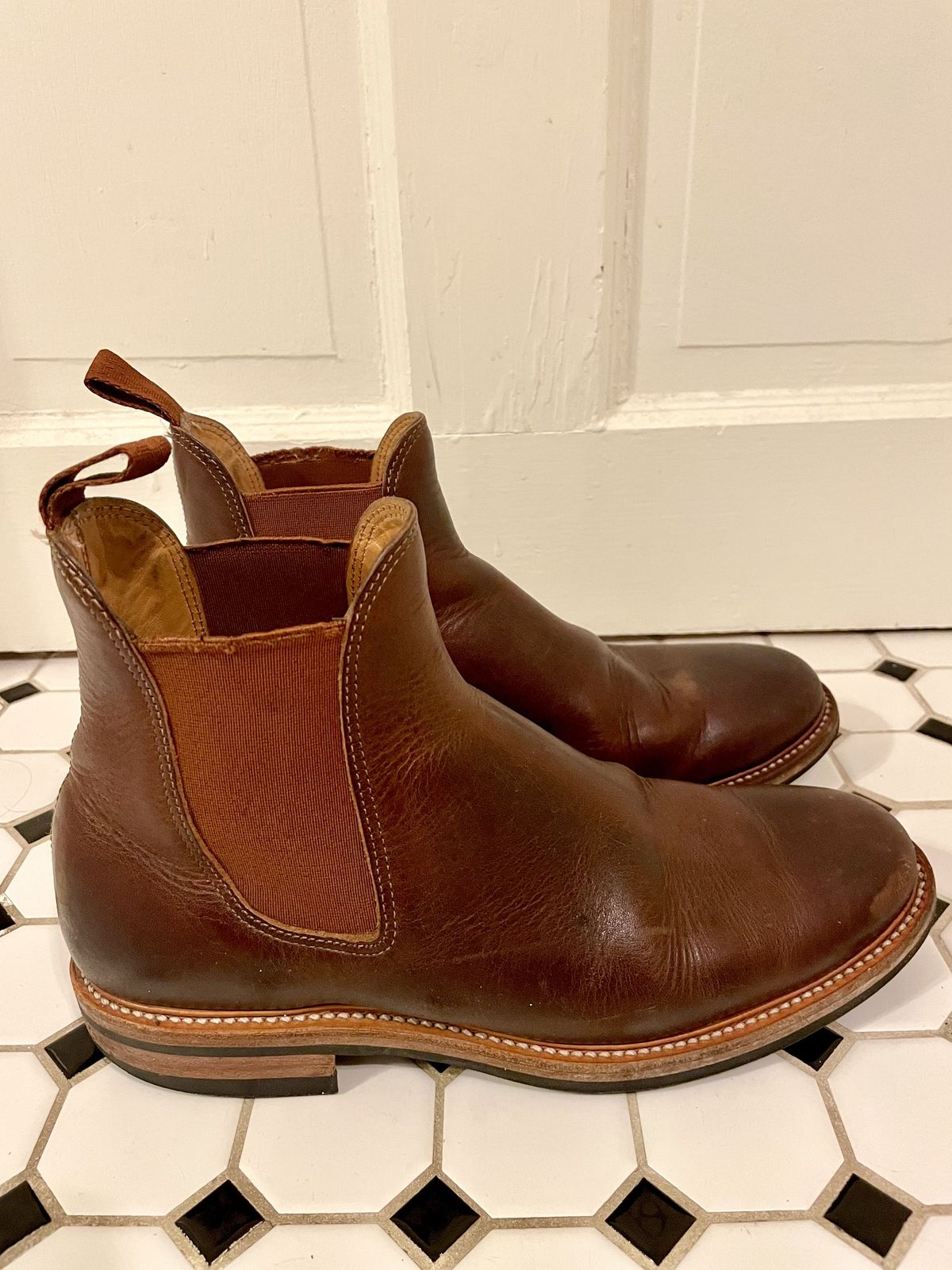 Photo by patinathunderdome on April 6, 2022 of the Viberg Chelsea in Horween Dark Rubber Dublin.