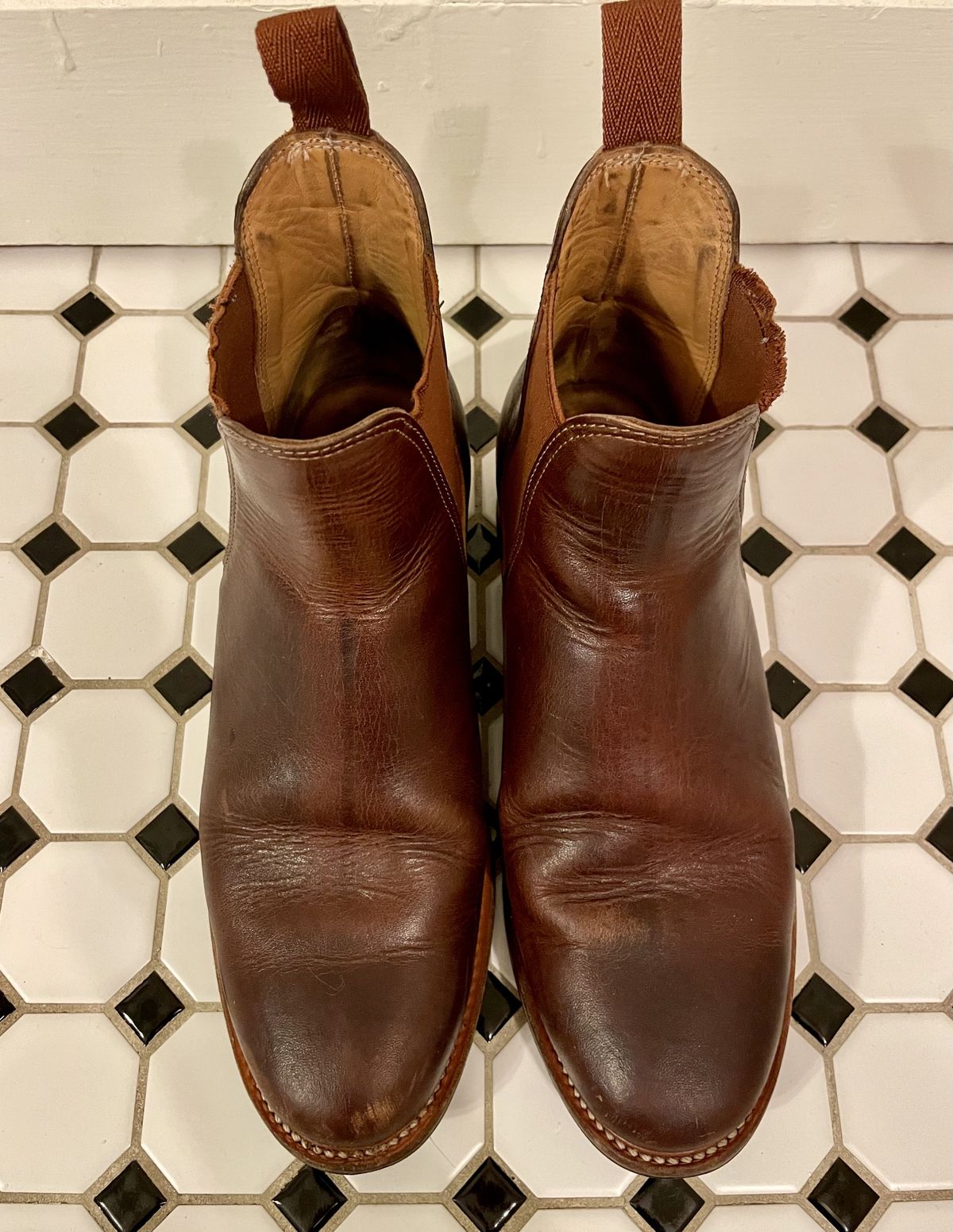 Photo by patinathunderdome on April 6, 2022 of the Viberg Chelsea in Horween Dark Rubber Dublin.