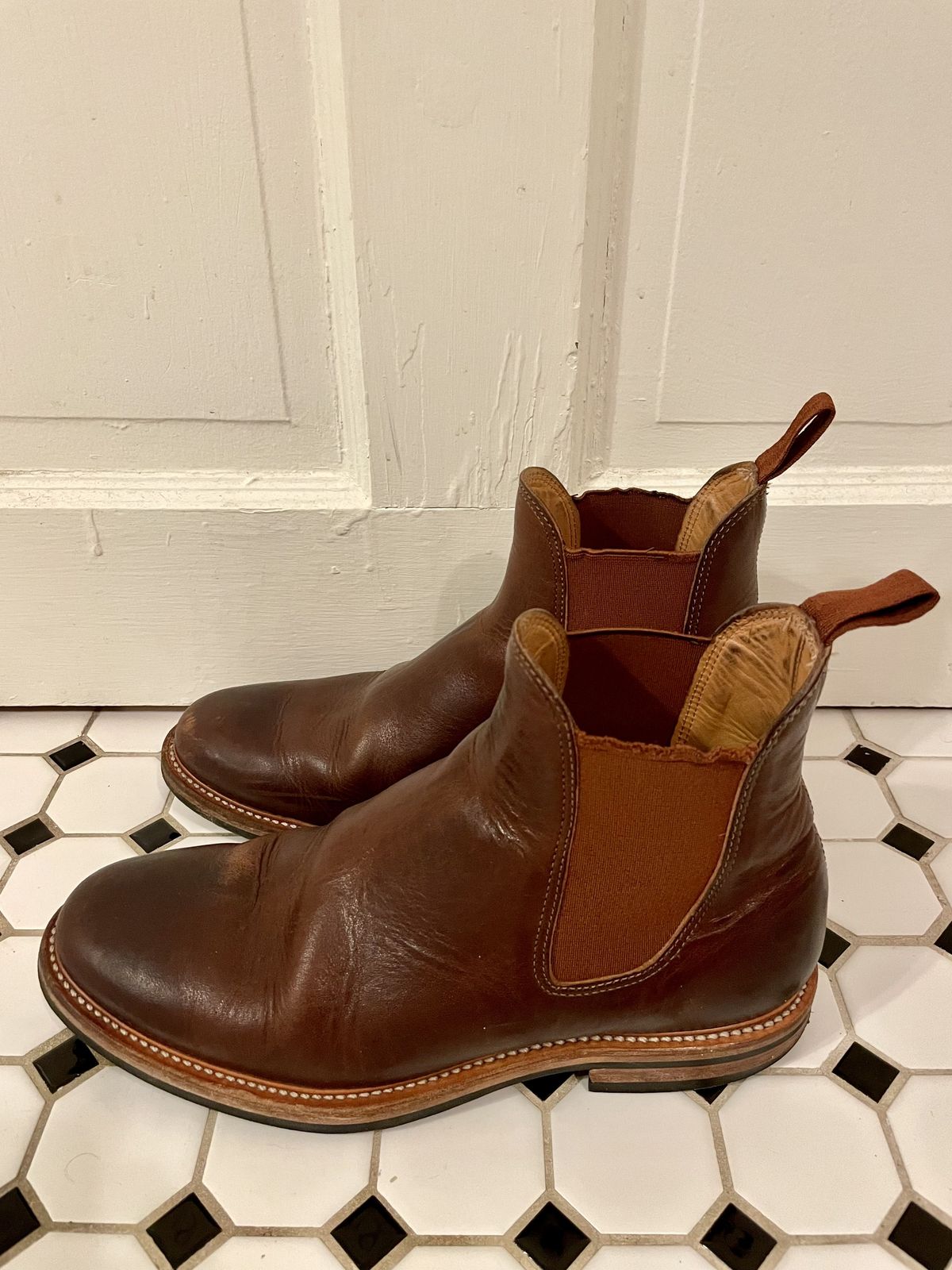 Photo by patinathunderdome on April 6, 2022 of the Viberg Chelsea in Horween Dark Rubber Dublin.