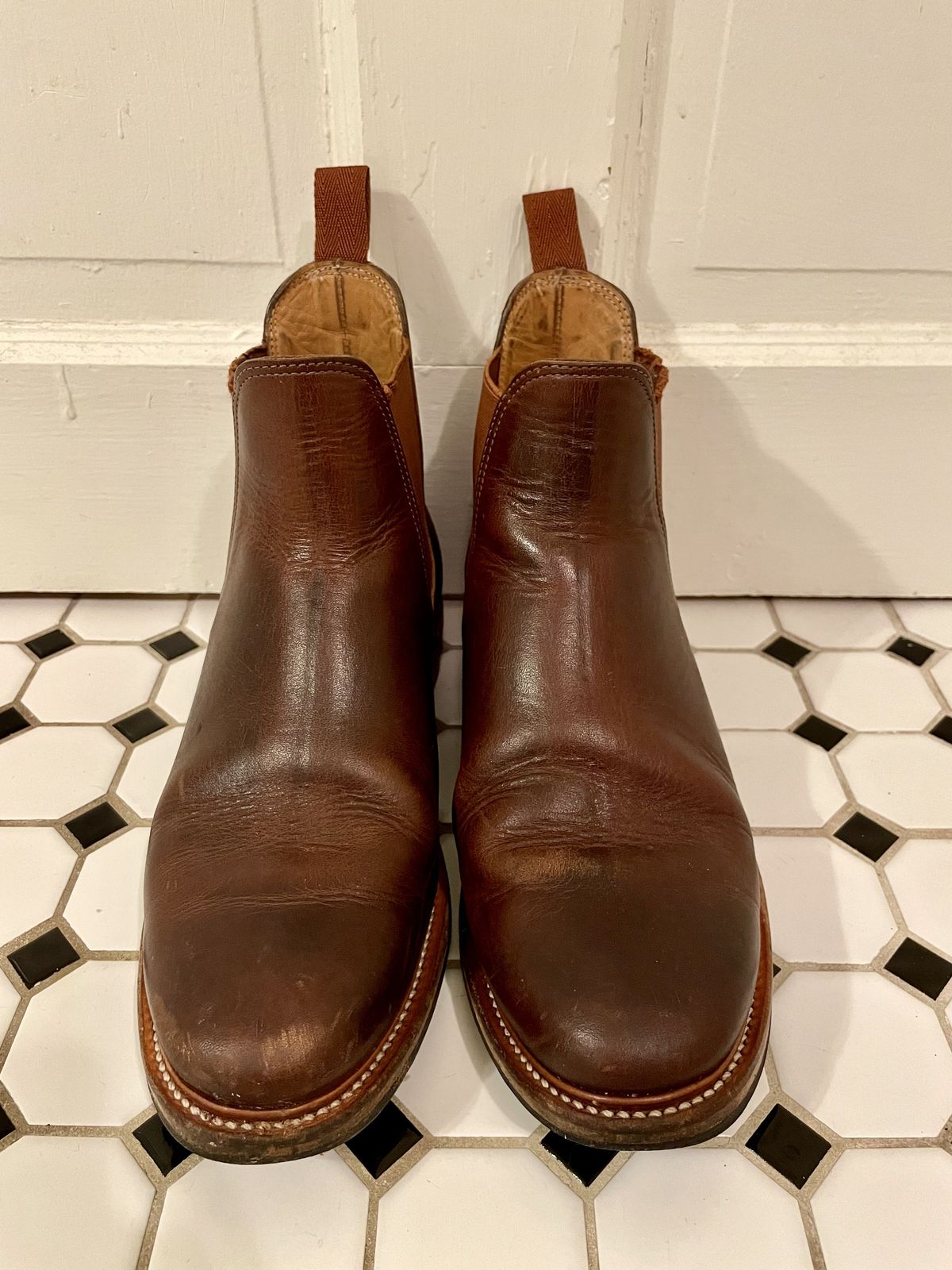 Photo by patinathunderdome on April 6, 2022 of the Viberg Chelsea in Horween Dark Rubber Dublin.