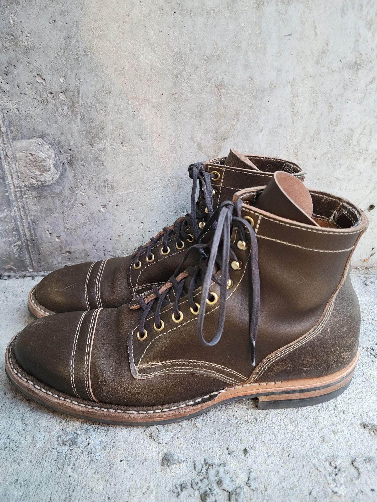 Photo by patinathunderdome on November 6, 2021 of the White's MP-Sherman Toe Cap in Horween Dark Olive Waxed Flesh.
