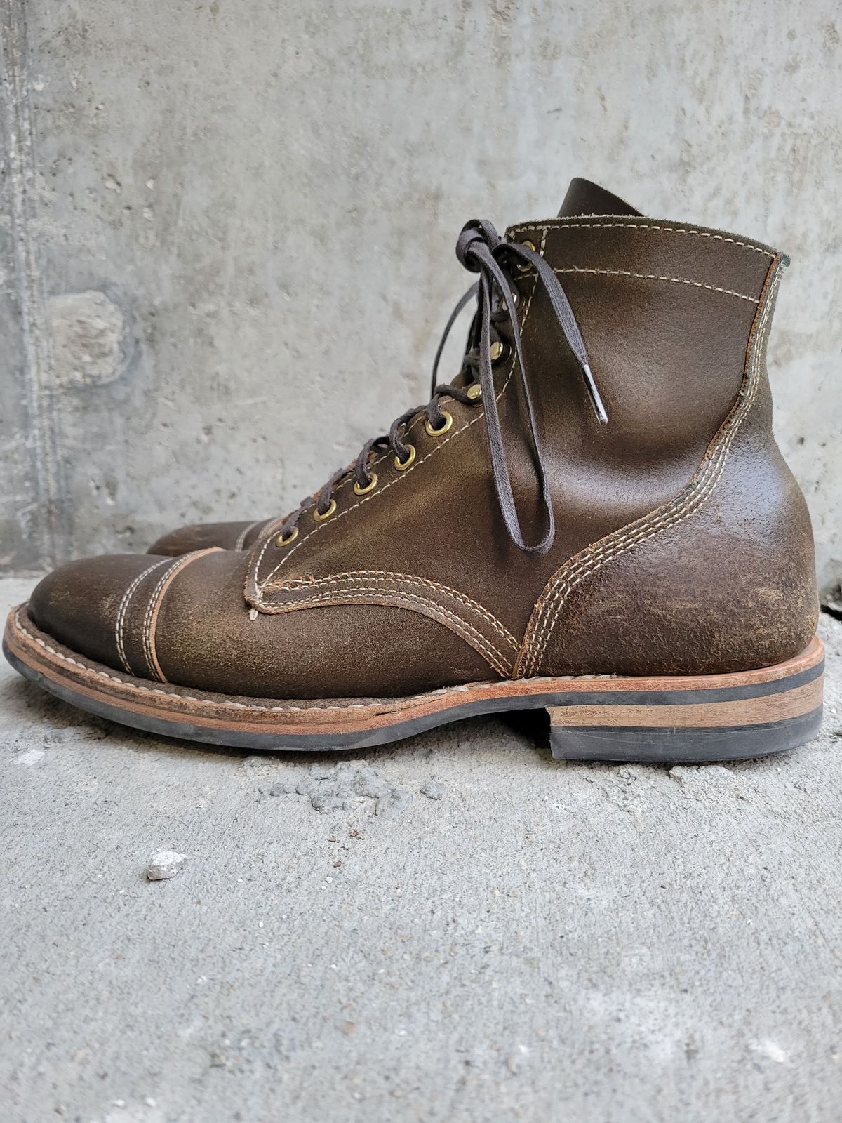 Photo by patinathunderdome on March 5, 2022 of the White's MP-Sherman Toe Cap in Horween Dark Olive Waxed Flesh.