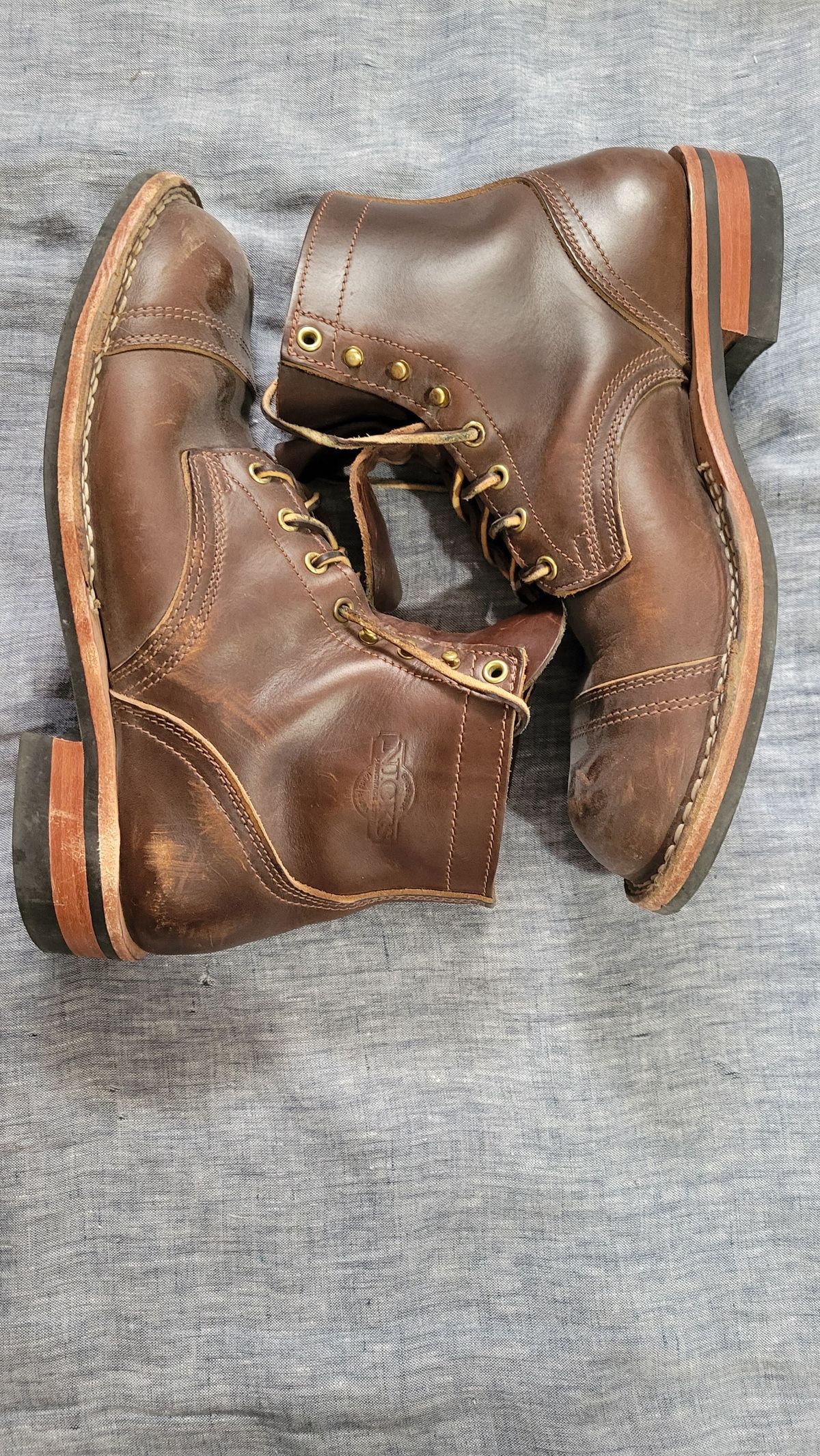 Photo by patinathunderdome on January 4, 2022 of the Nicks Americana in Horween Brown Waxed Flesh.