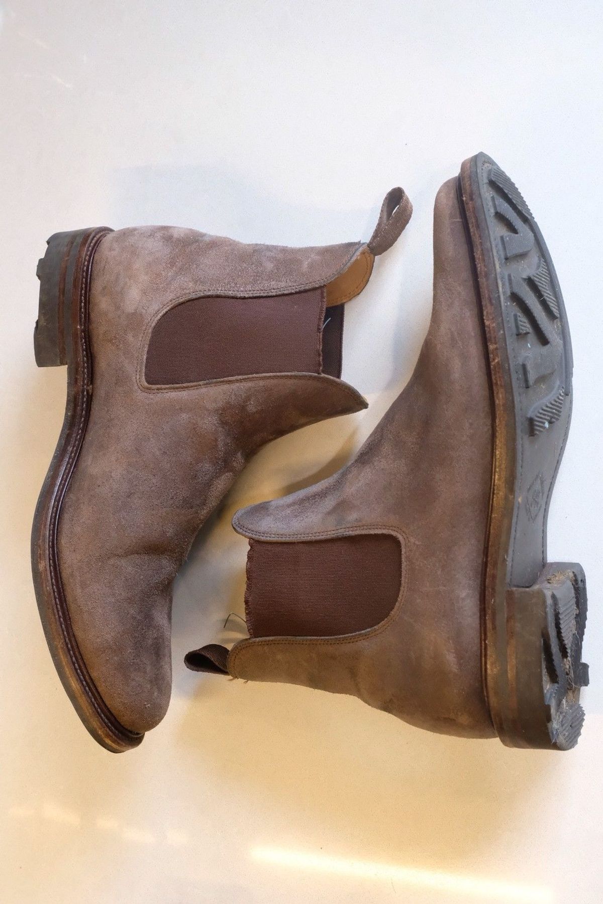 Photo by patinathunderdome on November 6, 2021 of the Viberg Chelsea in Maryam Walnut Waxed Reverse Horsebutt.