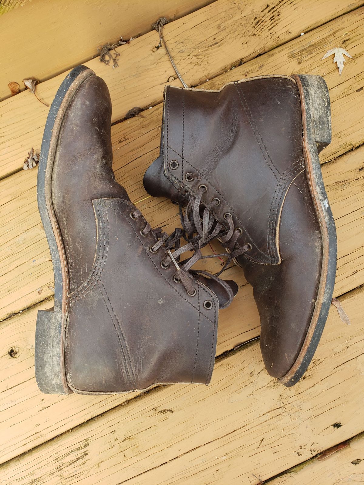 Photo by patinathunderdome on December 1, 2021 of the Red Wing Merchant in S.B. Foot Ebony Harness.